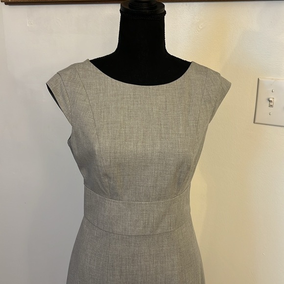 The Limited Elegant Viscose and Spandex Fitted Waist Midi Dress, Sz. 2. - Picture 2 of 9
